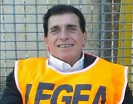 Giornalista disabile viene fatto allontanare dal campo dall'arbitro: scoppia la polemica