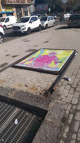 Catania: via Castorina, cartellone pubblicitario divelto dal vento