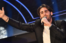 Alberto Urso porta la sua voce lirico-pop in piazza Vespri: concerto stasera a Mirabella Imbaccari