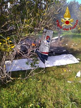 Piccolo aereo precipita e prende fuoco nelle campagne del Siracusano: morti i due occupanti