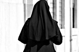 Si spacciava per suora per sfuggire alla cattura