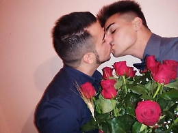 San Valentino, coppia gay vince sui social il contest “Vota il bacio più bello”