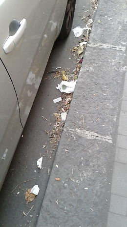 Sporcizia perenne lungo i marciapiedi di Via Quieta a Catania