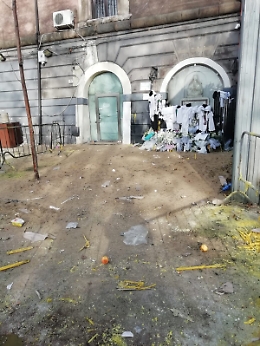 Catania, via Dusmet: altarino di Sant'Agata circondato dalla spazzatura