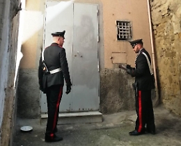 Palagonia: occupano una casa, rubano l'elettricità (ma hanno il reddito di cittadinanza)