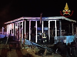 Brolo, lido balneare distrutto da un incendio nella notte