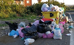 Rifiuti, Catania verso la proroga di 6 mesi dell'appalto che lascia sporca la città