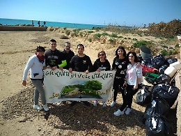 I ragazzi della Trinacria hanno ripulito il lungomare Falcone-Borsellino di San Leone