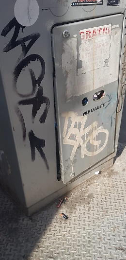 Catania: raccoglitore pile esauste colmo in piazza Trento