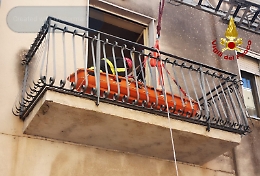 Belpasso, paziente da soccorrere pesa troppo: sceso giù dal balcone