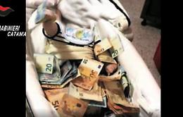 Catania, blitz in 3 ricche piazze di spaccio: 
il pusher e la foto del bebé coperto di euro