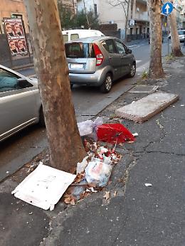 Catania: rifiuti da 2 mesi in via Lago di Nicito
