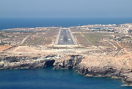 Scoppia pneumatico all'atterraggio, panico sul volo Palermo-Lampedusa