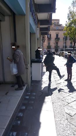 Catania, Piazza Cavour: ufficio improvvisato sul marciapiede