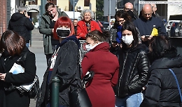 Il neurologo: «Concentrarsi nella lotta al virus ma attenzione al contagio sociale, l'ansia è pericolosa»