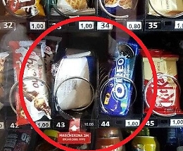 Coronavirus, mascherine ( a 10 euro) in vendita tra gli snack a Villa Sofia di Palermo