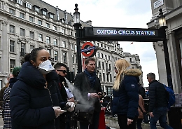 Tutti i dubbi sull'immunità di gregge, la controversa strada inglese contro il virus