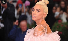 Coronavirus, Lady Gaga si mette in quarantena