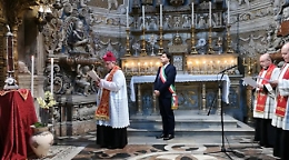 Coronavirus, arcivescovo di Catania prega davanti al Velo di Sant'Agata