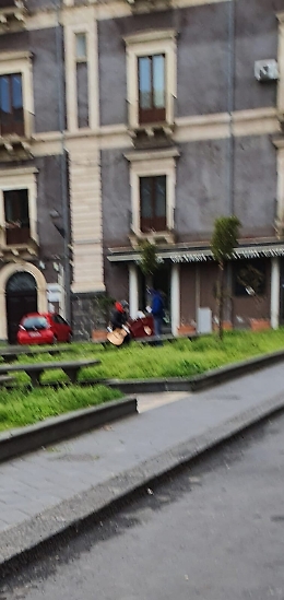 Catania: in piazza Cutelli c'è chi suona la chitarra, nessun controllo