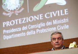 Emergenza coronavirus: blindati fino a Pasquetta? Borrelli: «No, a casa anche il Primo maggio»