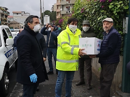 Coronavirus, sindaco Pogliese consegna pacchi spesa a domicilio