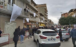 Favara, folla al funerale di Lorena Quaranta: la Procura ha aperto un'inchiesta