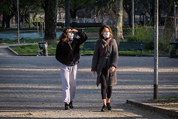 Coronavirus, infettivologo Tavio: «Trend incoraggiante, ma virus non ancora sparito»