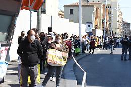 Catania: cibo in dono in piazza Spedini, almeno duemila persone in fila