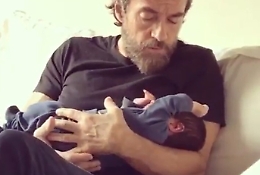 Alessio Boni culla il figlio cantando "Imagine": la poesia più bella