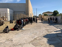 Giorgia Meloni posta foto su Fb: «Italiani a casa e migranti in giro a Portopalo»