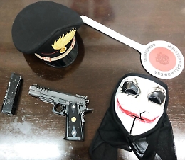 Paternò, fermato durante i controlli con un maschera da joker