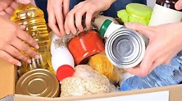 Siracusa, famiglia con disabile rimasta senza cibo: poliziotti offrono aiuto