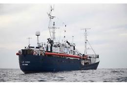 Migranti, la Alan Kurdi al largo di Termini Imerese in attesa di sbarcare