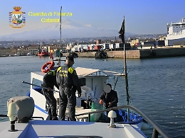 Catania, i controlli delle Fiamme Gialle per Pasqua: multati anche tre pescatori
