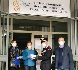 I carabinieri di Trecastagni consegnano a domicilio 34 tablet ad alunni