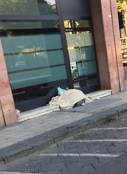 Catania, piazza Trento: tutti pensano al COVID 19 e nessuno si preoccupa dei senzatetto