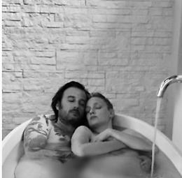 Eva Riccobono bagno caldo con il compagno e con il pancione