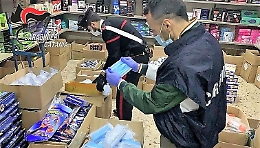 Catania, sequestrate 15.000 mascherine fuorilegge in un negozio cinese