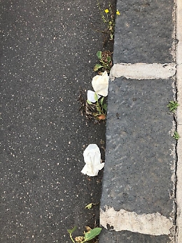 Catania: presìdi anti-Covid abbandonati lungo i marciapiedi