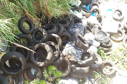 Discarica abusiva di copertoni a Santa Venerina: denunciato gommista