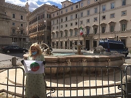 Protesta per spettacolo, Sandra Milo da Conte: «E' un grande uomo»