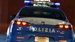 Afferra l'ex moglie per i capelli e le sbatte la testa contro una porta: arrestato