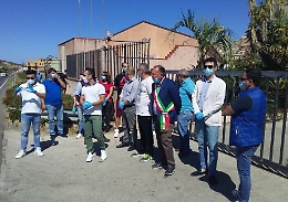 Siculiana, migranti in quarantena fuggono da hot spot: sit in del sindaco Lauricella