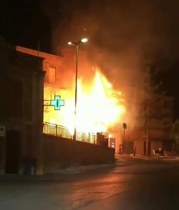 Naro, incendiate le palme in pieno centro cittadino