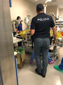 A Catania ragazzino rischia di annegare, i poliziotti lo salvano con un gommone