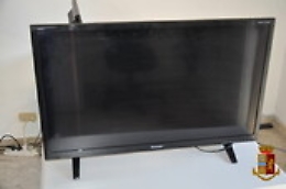 Va in un ex ospedale di Adrano e ruba un televisore per la sua cucina