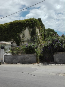 Fontane Bianche (SR): casello ferroviario invaso da erbacce