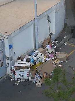 Catania: da una settimana in via Novara giacciono questi rifiuti
