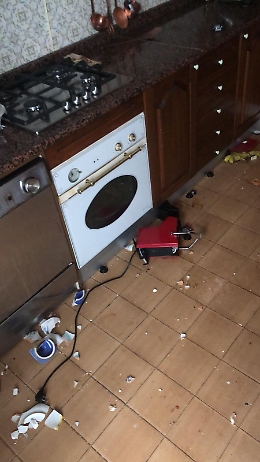 Catania, distrugge casa e tenta suicidio per amore: poliziotti lo salvano